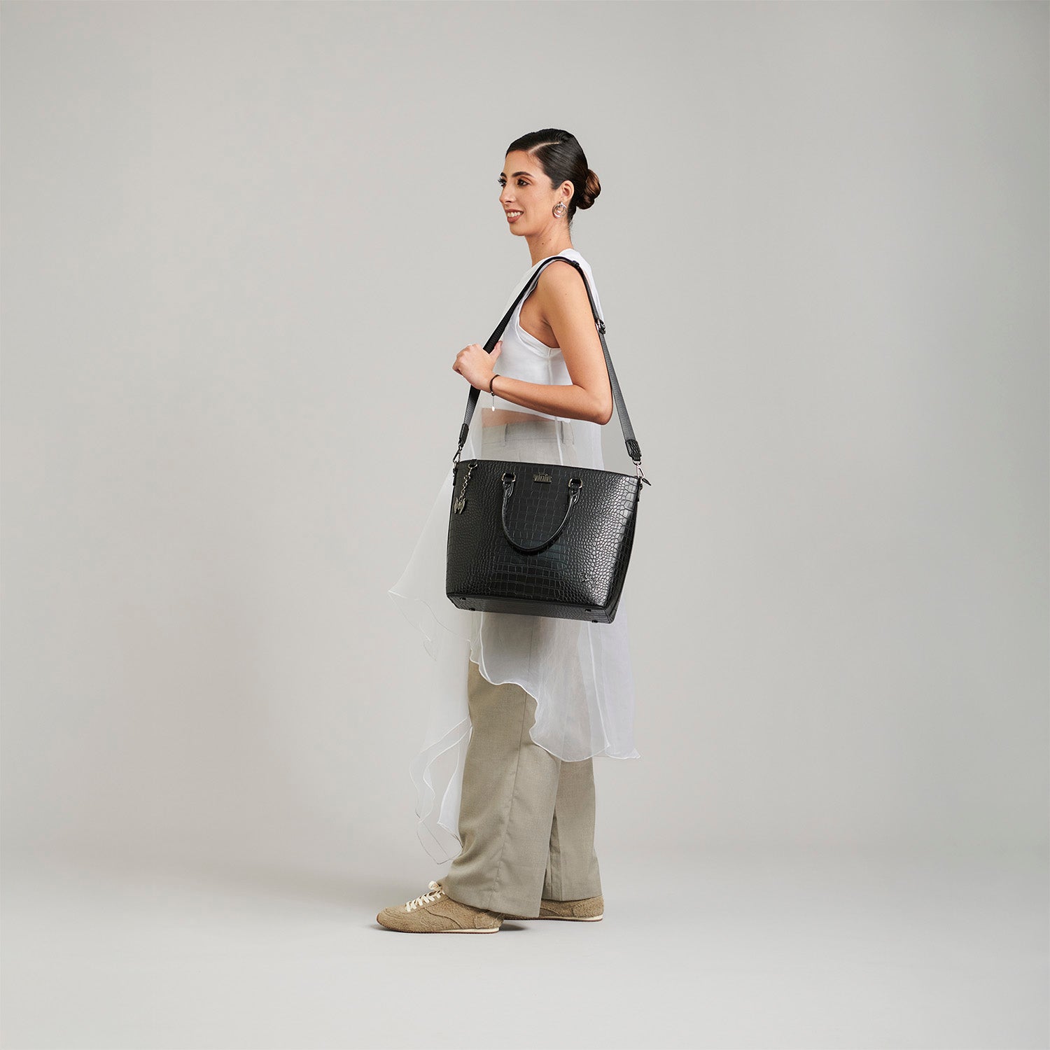 Tote Negro Villanas by Gorett Aleguz